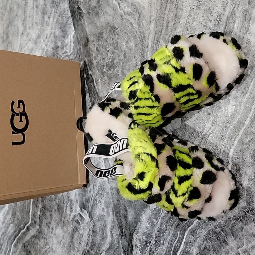 NWT Women's Size 8 UGG Fuzzy Slides - Picture 1 of 7